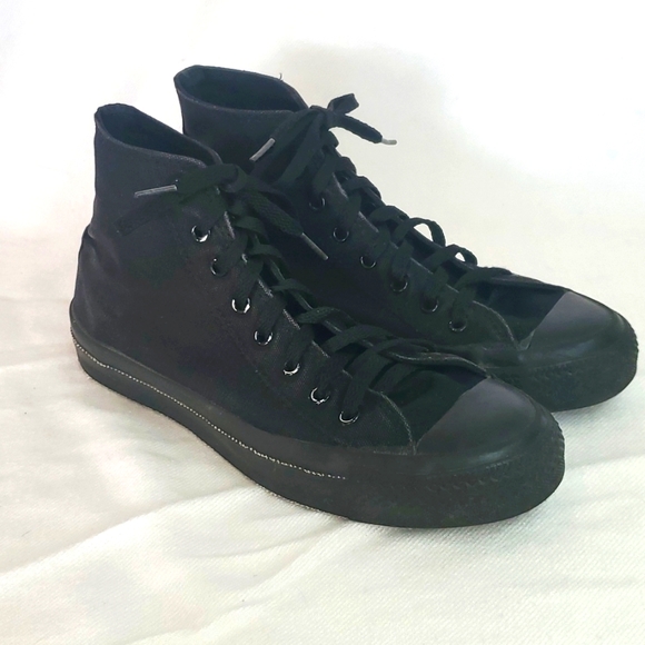 Converse Black Hightop Tennis Shoes Size